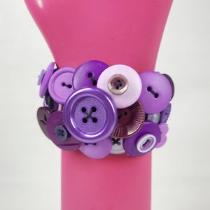 Bracelet bouton vintage recyclé en violet 6,8 pouces Bracelet Chunky / Bracelet déclaration image 1