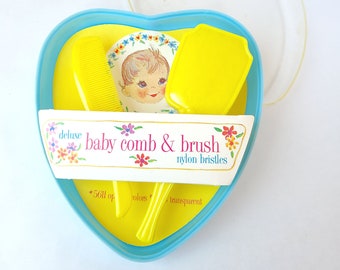 Ensemble brosse et peigne pour bébé vintage dans une boîte en forme de coeur - jouet vintage / chambre de bébé vintage / mignon kitsch / enfants vintage