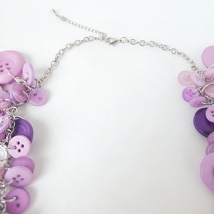 Collar de botón vintage reciclado en púrpura y blanco collar de declaración / collar grueso / collar funky / joyería de botón imagen 10