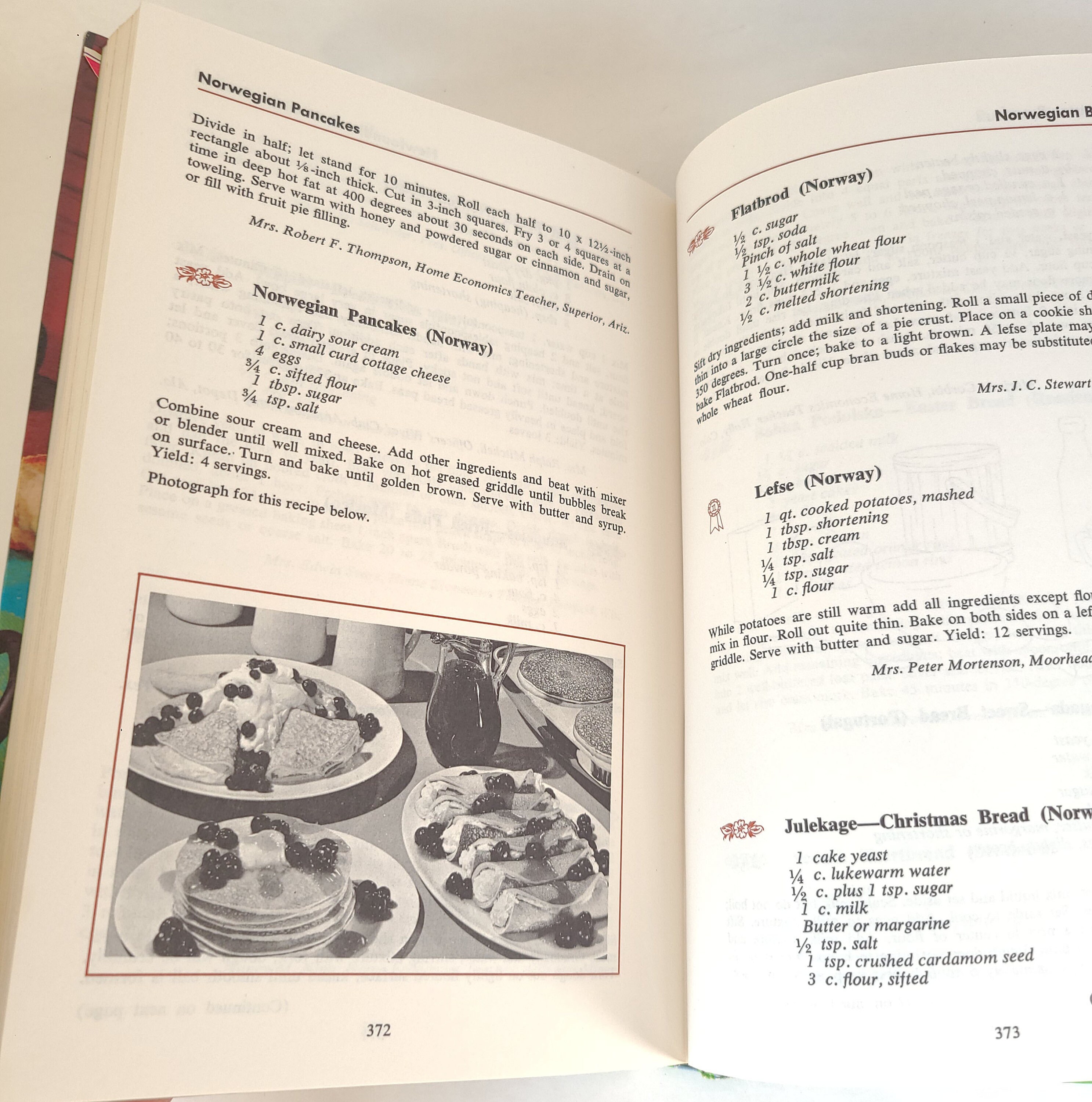 Vintage 1968 Favorite Recipes of America - Casseroles