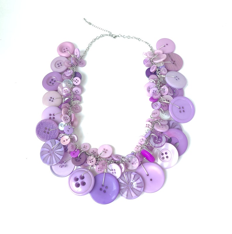 Collar de botón vintage reciclado en púrpura y blanco collar de declaración / collar grueso / collar funky / joyería de botón imagen 5