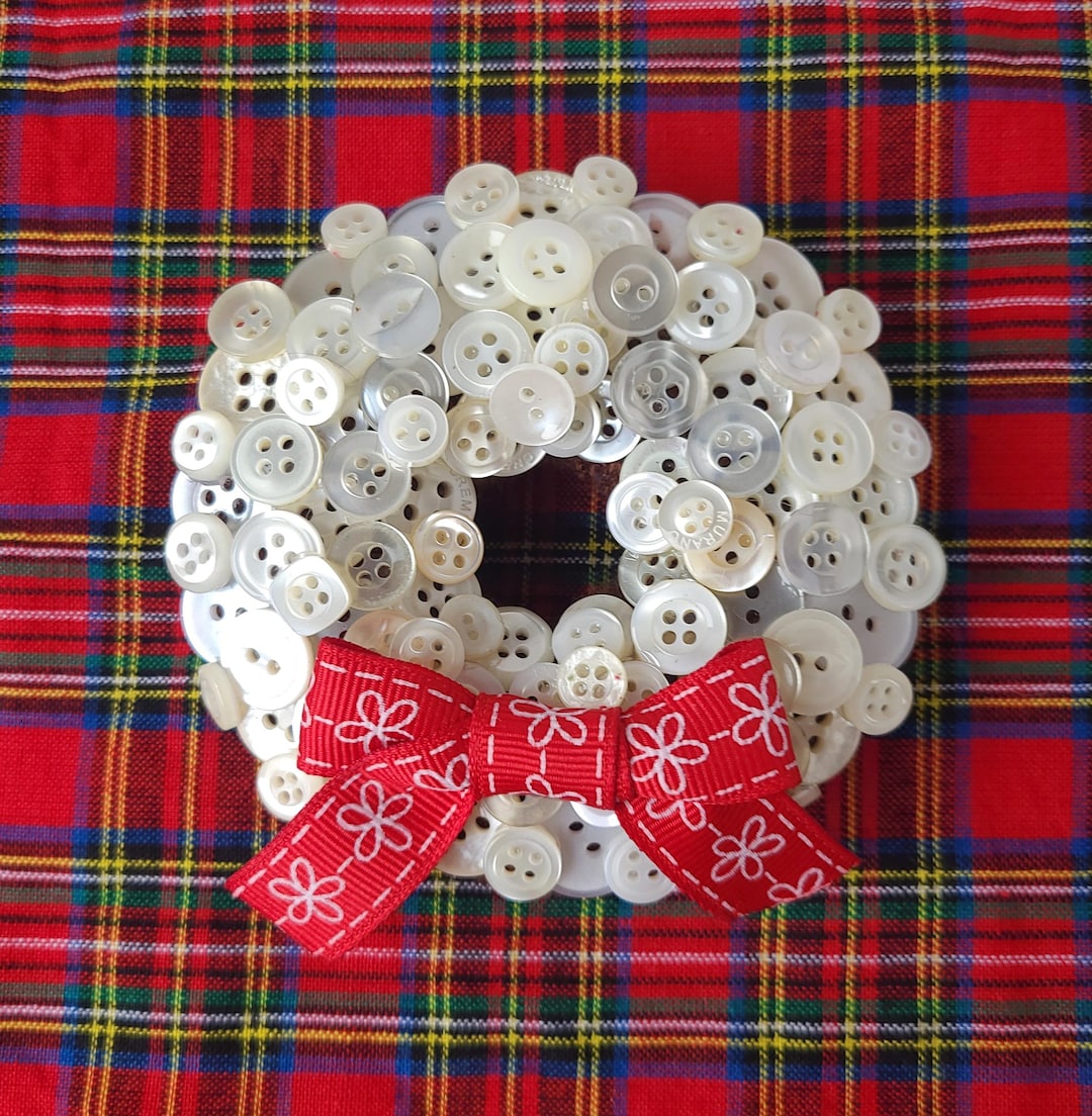 Wreath Button Pattern Upcycled Vintage Button Wreath: Shell White Christmas Decor (3.75 ...