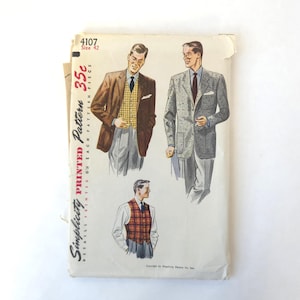 Könnte beinhalten: Vintage Simplicity Schnittmuster 4107 mit Illustrationen von Herrenanzügen und Westen. Das Muster zeigt eine braune Jacke mit gelber Weste, einen grauen Anzug und eine rot karierte Weste. Der Text lautet "Printed Details Printed on Each Pattern Piece".