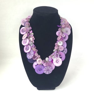 Collar de botón vintage reciclado en púrpura y blanco collar de declaración / collar grueso / collar funky / joyería de botón imagen 4