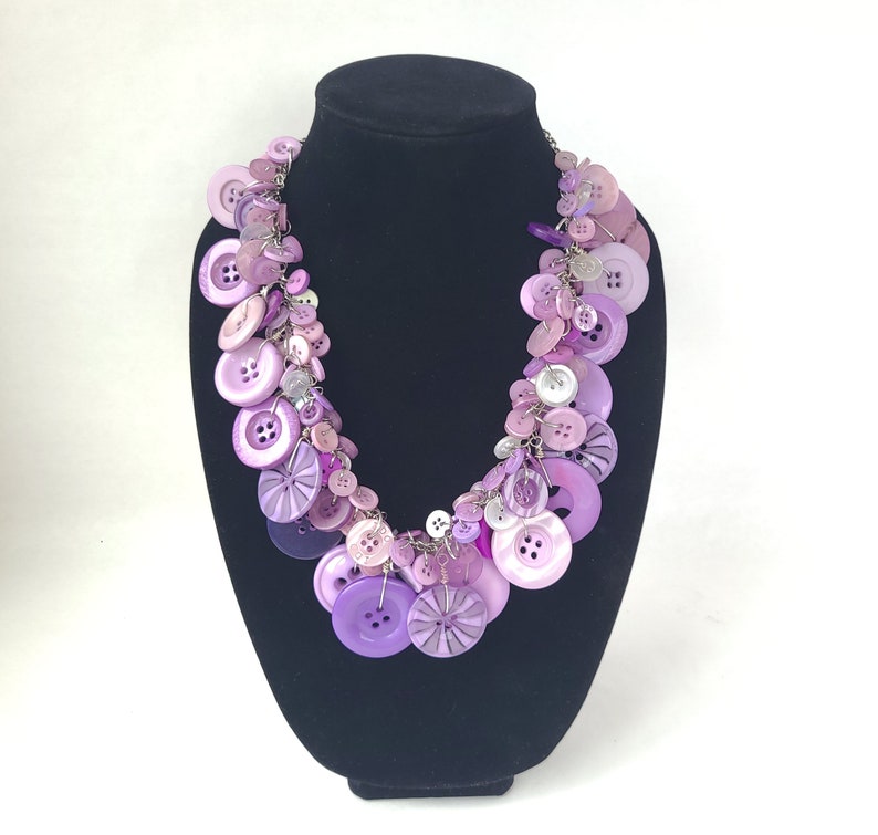 Collar de botón vintage reciclado en púrpura y blanco collar de declaración / collar grueso / collar funky / joyería de botón imagen 4