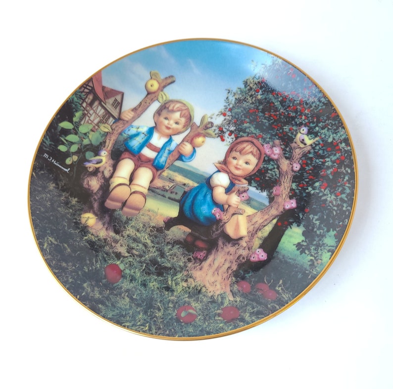 Assiette de collection M.I Hummel, garçon et fille, pommier vintage 1989 de la collection Little Companions Assiette Hummel / Kitschy mignon image 3