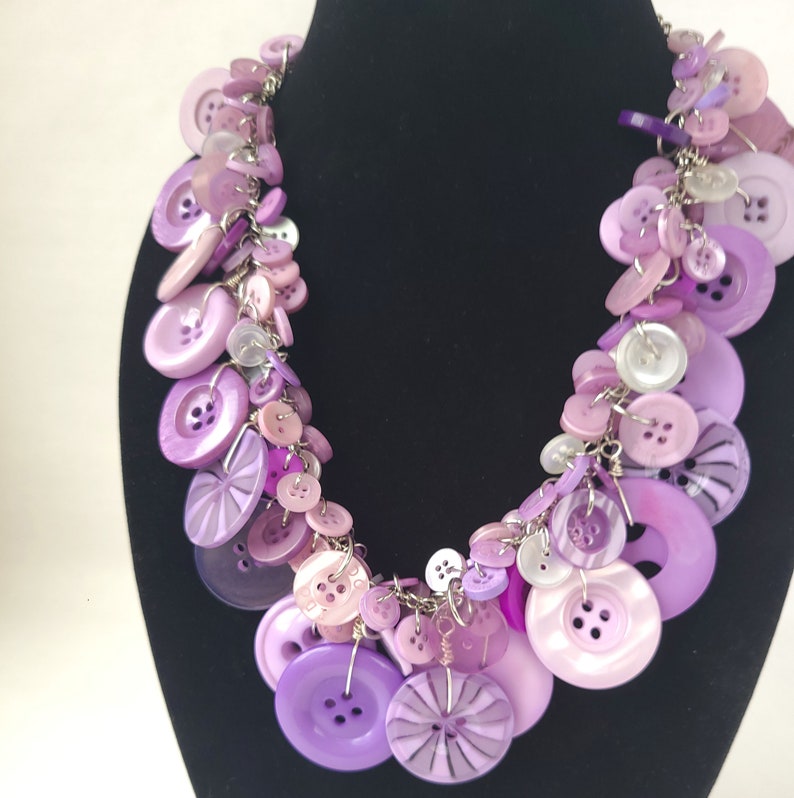 Collar de botón vintage reciclado en púrpura y blanco collar de declaración / collar grueso / collar funky / joyería de botón imagen 3