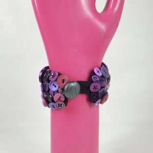 Bracelet bouton vintage recyclé en violet 6,8 pouces Bracelet Chunky / Bracelet déclaration image 4