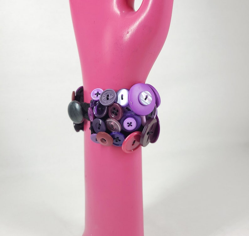 Bracelet bouton vintage recyclé en violet 6,8 pouces Bracelet Chunky / Bracelet déclaration image 5