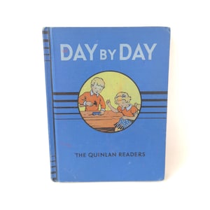 Puede incluir: Un juego de tres tazas de cerámica con un esmalte moteado de color crema. Cada taza presenta un diseño pintado a mano diferente: una hoja azul y verde, una flor amarilla y una baya roja. Las tazas tienen una forma simple y redondeada.