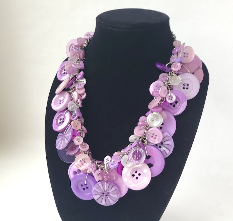 Collar de botón vintage reciclado en púrpura y blanco collar de declaración / collar grueso / collar funky / joyería de botón imagen 1