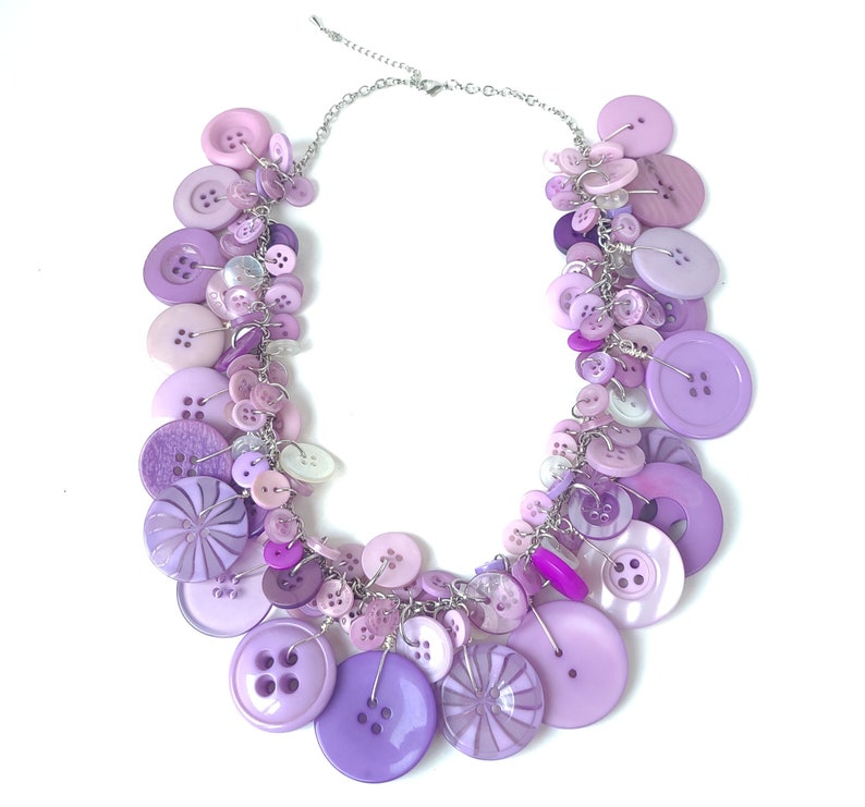 Collar de botón vintage reciclado en púrpura y blanco collar de declaración / collar grueso / collar funky / joyería de botón imagen 6