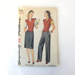 以下が含まれることがあります： ヴィンテージ Simplicity パターン 1306。女性用衣装のイラストが特徴です。 パターンカバーには、赤いベスト、スカート、パンツのアンサンブルが描かれています。 テキストには「Simplicity 25¢ Exact Size」と「Simplicity is America's Fashion」と書かれています。