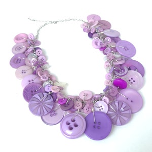 Collar de botón vintage reciclado en púrpura y blanco collar de declaración / collar grueso / collar funky / joyería de botón imagen 7
