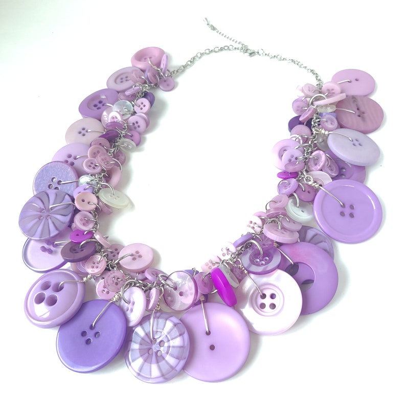 Collar de botón vintage reciclado en púrpura y blanco collar de declaración / collar grueso / collar funky / joyería de botón imagen 8