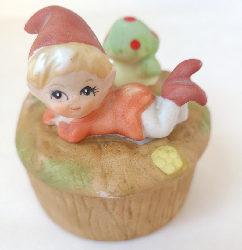 vintage Homco Elf and Mushroom Box 5404 Boîte en porcelaine bisque / kitsch vintage / Boîte kitsch / Boîte elfe / Elfe vintage / Pixie vintage image 2