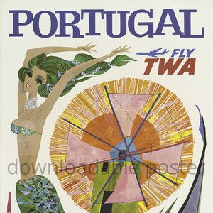 Pode incluir: Um cartaz de viagem vintage que anuncia voos para Portugal com a TWA. O cartaz apresenta uma sereia com cabelo verde e cauda azul, um moinho de vento e o texto "Fly TWA".