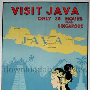 Peut inclure: Une affiche de voyage vintage faisant la publicité d'une visite à Java, en Indonésie. L'affiche présente une carte de Java avec les principales villes indiquées, une femme vêtue de vêtements traditionnels javanais et un temple en arrière-plan. Le texte sur l'affiche indique "Visitez Java, à seulement 36 heures de Singapour."