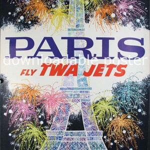 Pode incluir: Um cartaz de viagem vintage que anuncia voos para Paris, França. O cartaz apresenta uma ilustração colorida da Torre Eiffel com fogos de artifício explodindo no céu noturno. O texto "Fly TWA Jets" está impresso em vermelho e branco sobre um fundo azul.