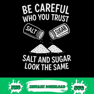 以下が含まれることがあります： 「BE CAREFUL WHO YOU TRUST」のテキストと、塩と砂糖のイラストが描かれた黒いグラフィックデザイン。「SALT AND SUGAR LOOK THE SAME」のテキストが下にあります。下部には「PNG」、「INSTANT DOWNLOAD」、「SVG」があります。