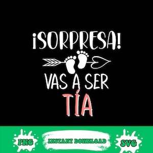 May include: Black background with white text that reads "¡SORPRESA! VAS A SER TÍA" in a playful font. The design includes baby footprints and an arrow. The bottom has "PNG" and "SVG" graphics.
