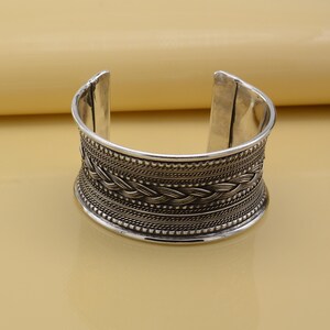 Manchetarmband van geoxideerd messing • Gevlochten boho-stamsieraden