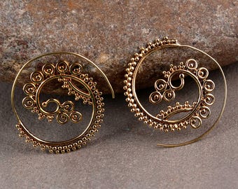 Ręcznie robione mosiężne spiralne kolczyki koła – Dotted Tribal Jewelry