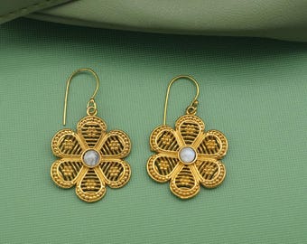 Messing bloemen edelsteenoorbellen – Handgemaakte boho-festivalsieraden – etnische ambachtelijke hangoorbellen met witte steen, uniek cadeau voor haar