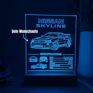 Könnte beinhalten: Blau beleuchtetes Nissan Skyline LED-Schild. Das Schild zeigt eine Autografik, den Text "NISSAN SKYLINE" und Spezifikationen. Der Text "Dein Wunschauto" ist ebenfalls vorhanden. Die Basis besteht aus Holz.