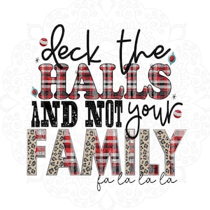 以下が含まれることがあります： 白い背景に「Deck the Halls and Not Your Family」というフレーズが書かれたお祝いのデザイン。 「Halls」と「Family」の文字は赤と黒のチェック柄で、ヒョウ柄のアクセントが付いています。 テキストの周りにはクリスマスオーナメントが散りばめられています。