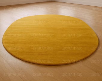 Puede incluir: Una alfombra redonda de color amarillo mostaza. La alfombra tiene un aspecto suave y texturizado y está colocada sobre un suelo de madera clara. La forma de la alfombra es un círculo completo y es el punto focal de la imagen. La alfombra es un artículo de decoración del hogar.