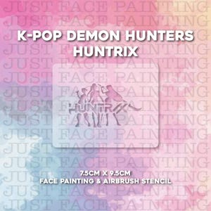 Puede incluir: Una plantilla de pintura facial y aerógrafo con el texto "K-POP DEMON HUNTERS HUNTRIX". La plantilla presenta una silueta de un grupo de personas. La plantilla mide 7,5 cm x 9,5 cm.