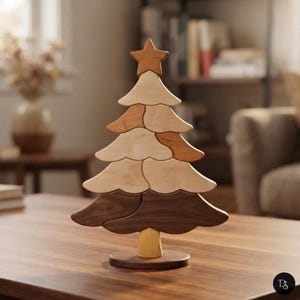 Könnte beinhalten: Ein dekoratives Weihnachtsbaum-Puzzle aus Holz mit mehreren ineinandergreifenden Segmenten in verschiedenen hellen, mittleren und dunklen Holztönen. Der Baum ist mit einem fünfzackigen Stern gekrönt und steht auf einem runden Holzsockel.