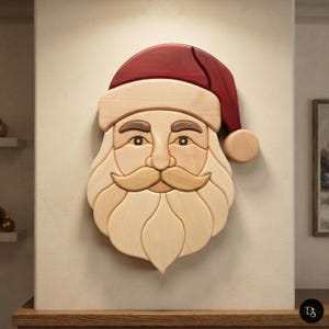 Puede incluir: Una decoración de pared de madera con forma de cara de Santa Claus, que presenta un gorro rojo oscuro con un pompón de madera clara, cejas de madera oscura y una barba y bigote de madera clara compuestos por varias piezas segmentadas.