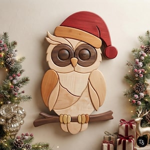 Könnte beinhalten: Eine Wanddekoration aus Holz in Form einer Eule mit hellen und dunklen Holztönen, die eine rot-beige Weihnachtsmütze trägt. Die Eule sitzt auf einem dunkelbraunen Ast. Das Objekt besteht aus mehreren, übereinander angeordneten Holzsegmenten.