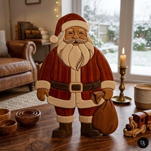 Può includere: Una statuetta di Babbo Natale in legno realizzata a mano con cappotto rosso, cintura marrone scuro e barba e bordo del cappello di colore chiaro. La figura tiene un sacco marrone in mano e poggia su una superficie piana con venature.