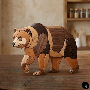 Könnte beinhalten: Handgefertigte Holzskulptur eines Bären, die ein Mosaik aus verschiedenen Holztönen zeigt. Der Bär wird in einer Laufhaltung dargestellt, mit detaillierten Pfoten und einem realistischen Ausdruck. Die Skulptur wird auf einer Holzoberfläche präsentiert.