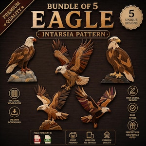 Op de afbeelding: Een digitaal pakket van 5 adelaar intarsia patronen met verschillende adelaarshoudingen in tinten bruin, wit en beige. De tekst luidt BUNDLE OF 5 EAGLE INTARSIA PATTERN, 5 UNIQUE DESIGNS, PREMIUM QUALITY, NATURAL WOOD LOOK, INSTANT DOWNLOAD, HIGH DETAIL DESIGN, EASY TO USE, PRINT FRIENDLY, WORKS ON ALL DEVICES en FILE FORMATS PDF JPG.