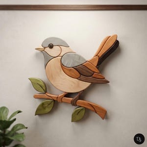 Può includere: Una scultura da parete in legno raffigurante un uccello, composta da pezzi di legno stratificati in varie tonalità. L'uccello presenta una testa grigio chiaro, un petto beige pallido e ali con segmenti marroni, appollaiato su un ramo marrone.