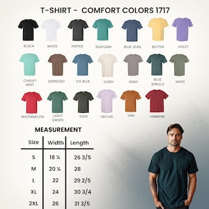 以下が含まれることがあります： 黒、白、青など、さまざまな色のTシャツの画像。上部には「T-SHIRT - COMFORT COLORS 1717」という文字があります。 Sから2XLまでのサイズと、幅46.36cmから66.04cmまでの幅の測定チャートも含まれています。