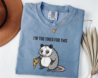 面白いミームシャツ – 「もう疲れた」Tシャツ、疲れたポッサムのピザTシャツ、共感できる燃え尽き症候群のユーモアシャツ