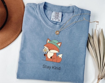 キュートなキツネのシャツ - Stay Kind Tシャツ、ポジティブなメッセージグラフィックTシャツ、ミニマルな動物イラストシャツ