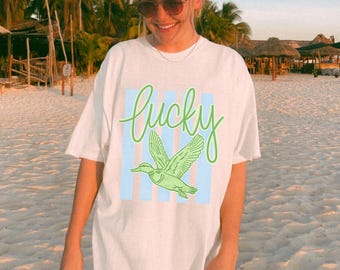 ラッキーダックシャツ、プレッピーダックTシャツ（レディース）、かわいいラッキーシャツ、ストライプダックTシャツ、面白いダックギフト、サマーダックシャツ、ラッキーグラフィックTシャツ