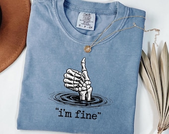 「大丈夫」シャツ、面白い骸骨Tシャツ（女性用）、コンフォートカラーズの皮肉なTシャツ、彼女への面白いギフト、骸骨の手シャツ、ダークユーモアTシャツ