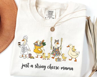 ストリングチーズママTシャツ、おもしろアヒルママTシャツ、共感できるママへのギフト、コンフォートカラーズユーモアママTシャツ