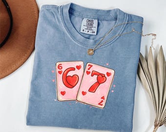 バレンタインデーTシャツ 67 カードデザイン – ロマンチックなトランプのバレンタインシャツ、ラブグラフィックTシャツ