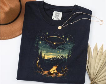 ビッグフット キャンプシャツ UFO 夜空 ヴィンテージ サスクワッチ キャンプファイヤー グラフィック T レトロ フォレスト エイリアン誘拐シャツ ハイカーへのギフト