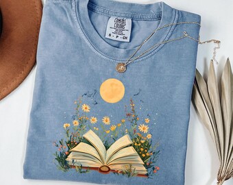 ヴィンテージ風の読書好きTシャツ、花柄の読書Tシャツ、コテージコア風、開いた本のグラフィック、月、自然、読書好きへのギフト