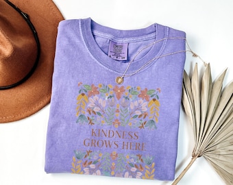 Kindness Grows Here シャツ – 花柄ポジティブメッセージTシャツ、先生へのギフトTシャツ、コテージコアのKindnessグラフィックTシャツ