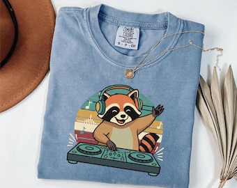 おもしろアライグマシャツ - DJアライグマTシャツ、音楽好きグラフィックTシャツ、かわいい動物DJミームシャツ